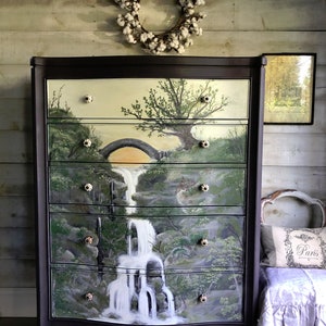 Antiek tallboy serpentine dressoir met handbeschilderde waterval | geverfde vintage tallboy ladekast met 5 lades | uniek beschilderd meubel dressoir