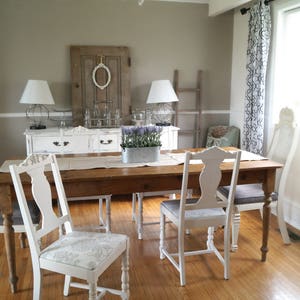 VENDUTO / Shabby chic antiche sedie da pranzo bianche e grigie, casa colonica francese bianco chippy sedie dipinte in difficoltà, mobili dipinti