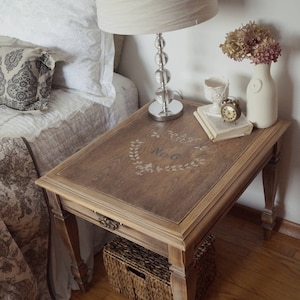 VENDIDO / casa de campo francesa shabby elegante pintado noche puesto de noche mesa de extremo de mesa lateral, casa de campo estilo antiguo vintage mesa de madera a la deriva