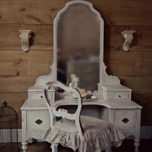 VENDUTO / Shabby chic vanità w / specchio e panca di lino arruffata / tavolo da trucco dipinto bianco antico / mobili da toletta dipinti in difficoltà