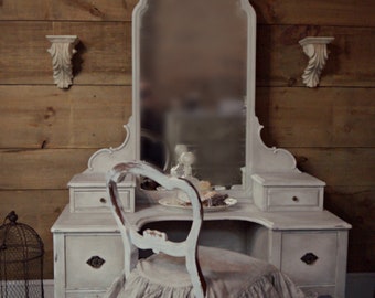 VENDIDO | Vaidade shabby chic com espelho e banco de linho com babados | penteadeira antiga pintada de branco | móveis de penteadeira pintados em dificuldades