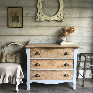 VENDUTO / Blu shabby chic gesso dipinto antico comò antico / distressed dipinto comò tre cassetti / Francese Provinciale dipinto antico comò antico