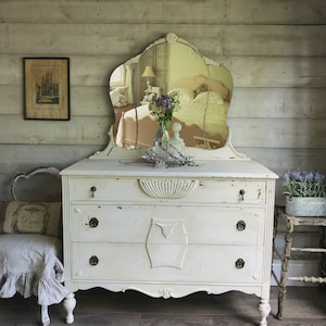 VENDU (en anglais) White Gustavian shabby chic chippy robe peinte w / miroir (fr) lait refinisé peint commode blanche antique commode peinte de chalet