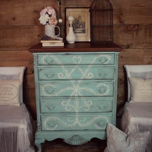 VENDUTO / Aqua / turchese blu antico shabby chic angosciato ragazzo alto comò e crema dipinto a mano, mobili dipinti con gesso, comò riciclato