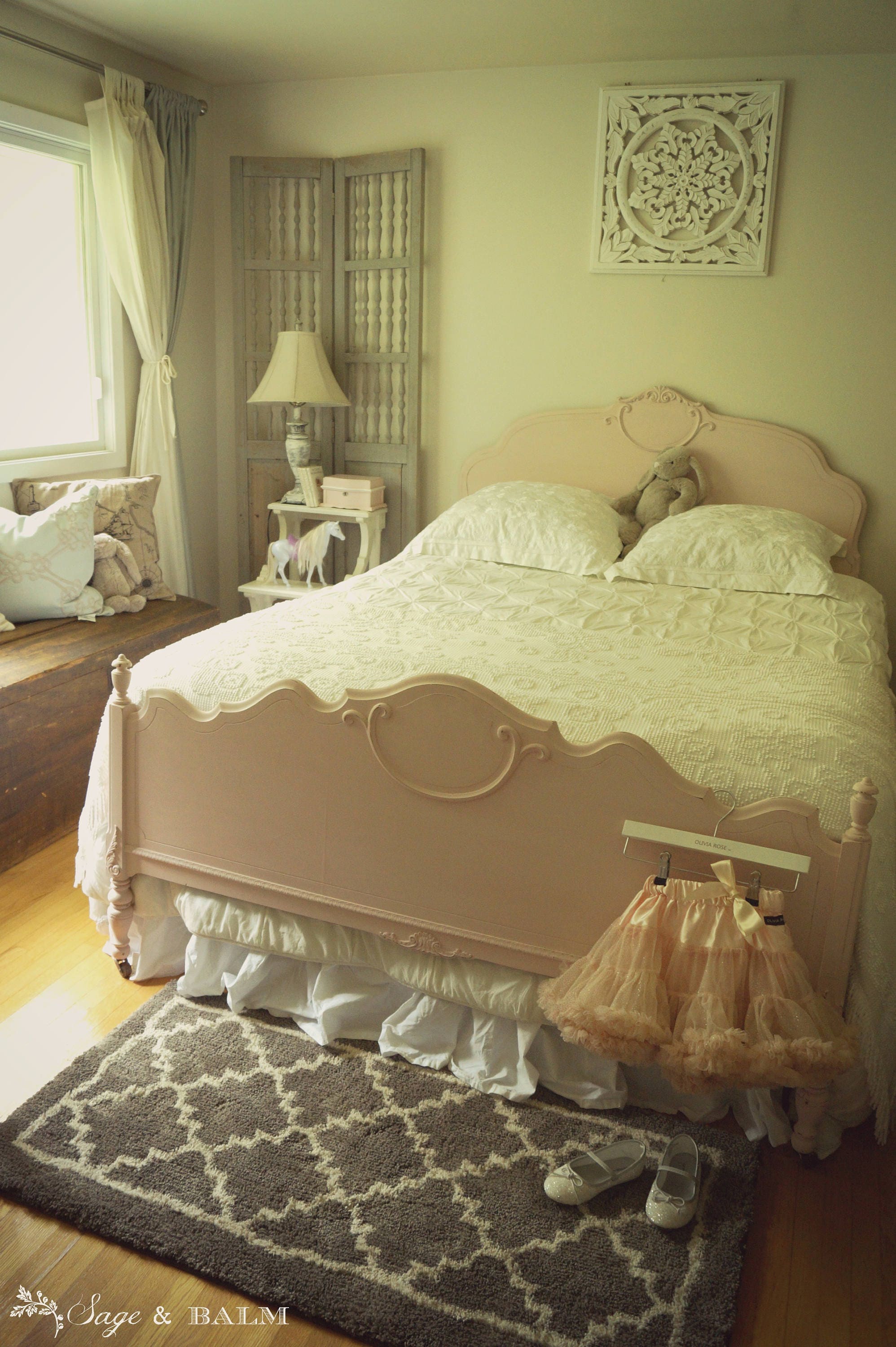 Shabby chic sale bed frame queen
