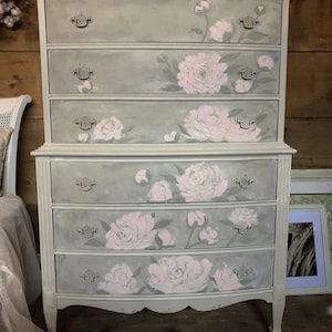 VENDIDO pieza de cartera / Peonía pintada gris, rosa y crema aparador tallboy antiguo / Tocador pintado floral / muebles neutros shabby chic