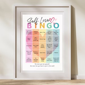 K&ouml;nnte beinhalten: Eine bunte Bingokarte mit dem Titel "Self Love Bingo". Die Karte hat 25 Felder mit Selbstpflege-Aktivit&auml;ten wie "Sprich positive Affirmationen in den Spiegel", "Dankbarkeits-Tagebuch", "Nimm dir einen Tag f&uuml;r deine mentale Gesundheit", "&Uuml;be Yoga", "Erstelle eine Self-Love-Playlist", "Verabrede dich mit dir selbst", "Kaufe dir Blumen oder eine Pflanze", "Lerne etwas Neues", "Sage Nein ohne Schuldgef&uuml;hle", "Verbringe Zeit in der Natur", "Tanzen", "Trinke genug Wasser", "Setze eine gesunde Grenze", "Schreibe einen Liebesbrief an dich selbst", "Achtsamkeitsmeditation", "Digital Detox", "Lies ein Buch zum Vergn&uuml;gen", "Engagiere dich ehrenamtlich", "F&uuml;hre ein sinnvolles Gespr&auml;ch", "Sei kreativ", "&Uuml;be achtsames Essen", "Schaffe einen heiligen Raum", und "&Uuml;be Selbstmitgef&uuml;hl durch einen K&ouml;rperscan".
