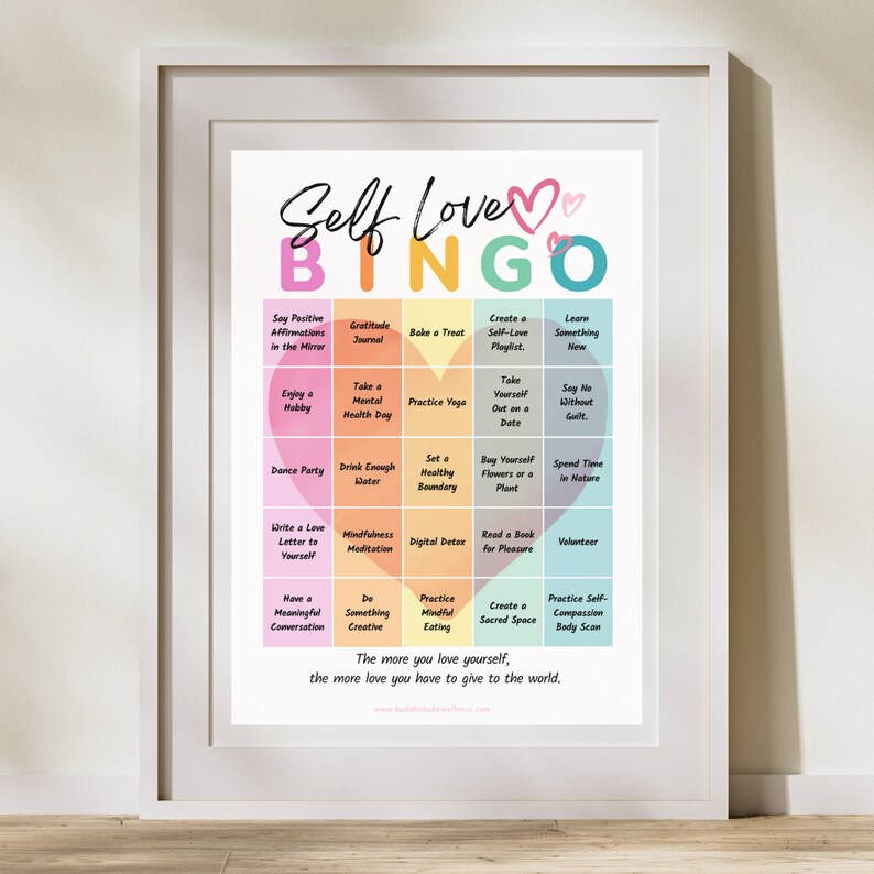 K&ouml;nnte beinhalten: Eine bunte Bingokarte mit dem Titel "Self Love Bingo". Die Karte hat 25 Felder mit Selbstpflege-Aktivit&auml;ten wie "Sprich positive Affirmationen in den Spiegel", "Dankbarkeits-Tagebuch", "Nimm dir einen Tag f&uuml;r deine mentale Gesundheit", "&Uuml;be Yoga", "Erstelle eine Self-Love-Playlist", "Verabrede dich mit dir selbst", "Kaufe dir Blumen oder eine Pflanze", "Lerne etwas Neues", "Sage Nein ohne Schuldgef&uuml;hle", "Verbringe Zeit in der Natur", "Tanzen", "Trinke genug Wasser", "Setze eine gesunde Grenze", "Schreibe einen Liebesbrief an dich selbst", "Achtsamkeitsmeditation", "Digital Detox", "Lies ein Buch zum Vergn&uuml;gen", "Engagiere dich ehrenamtlich", "F&uuml;hre ein sinnvolles Gespr&auml;ch", "Sei kreativ", "&Uuml;be achtsames Essen", "Schaffe einen heiligen Raum", und "&Uuml;be Selbstmitgef&uuml;hl durch einen K&ouml;rperscan".