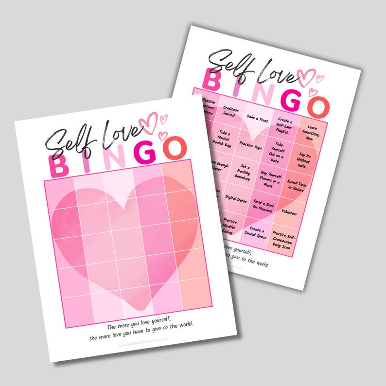 K&ouml;nnte beinhalten: Eine rosa und wei&szlig;e Bingo-Karte zum Thema Selbstliebe mit einem Herz in der Mitte. Die Karte enth&auml;lt eine Liste von Selbstpflege-Aktivit&auml;ten, die man erledigen kann, wie z. B. einen Tag f&uuml;r die psychische Gesundheit einplanen, eine gesunde Grenze setzen und achtsames Essen praktizieren. Der Text "Self Love Bingo" steht oben auf der Karte. Der Text "Je mehr du dich selbst liebst, desto mehr Liebe hast du, um sie der Welt zu geben." steht unten auf der Karte.