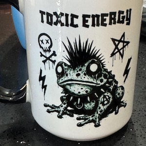 Taza de rana punk con energía tóxica / Taza de café gótica / Regalo emo alternativo / Taza de cerámica grunge / Rana gótica adorable / Taza de té con humor negro / Regalo punk