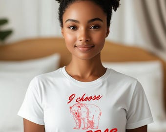 Camiseta I Choose The Bear: diseño llamativo de oso rojo, camiseta blanca unisex, ligera y suave