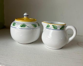 Jarra para crema y azucarero de cerámica de Herend Village - Crispin - Elizabeth Barrett Roache - 1993