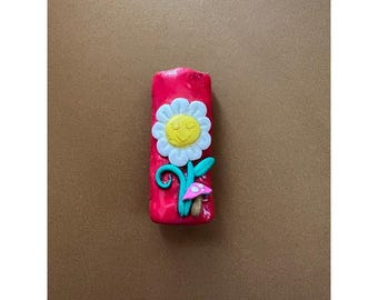 Estuche para encendedor de arcilla polimérica rosa/roja hecho a mano con diseño de margarita y hongo, accesorio floral 3D.