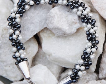 Brazalete Kumihimo blanco y negro