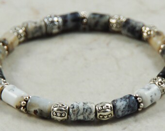 Pulsera de cuentas de piedras preciosas en tierra