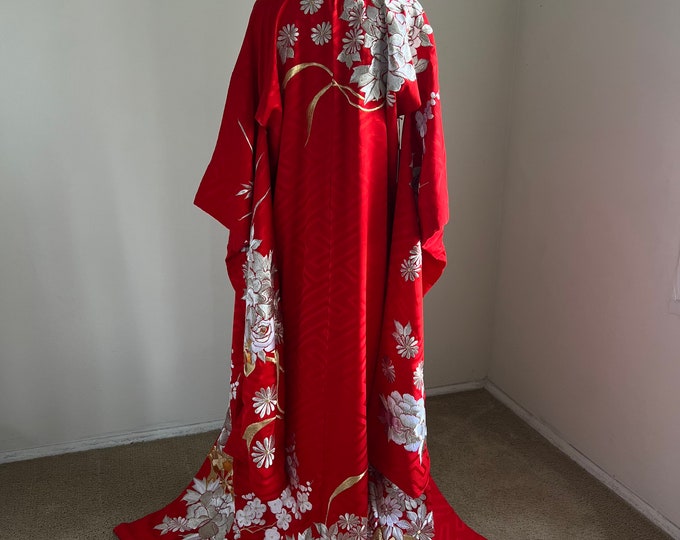 Vintage 1950s Japanese silk Furisode kimono | Red | Embroidery