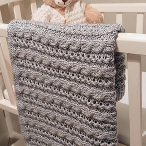 ベビーブランケット編みパターン - DK ケーブルとレースのベビーカーシートブランケット編みパターン (男の子または女の子用) - PDF 即時ダウンロード - 英語 (英国)