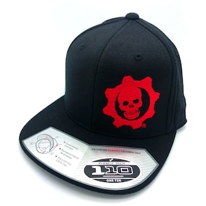 Puede incluir: Gorra de béisbol negra con un logotipo rojo de calavera y engranaje. La gorra tiene una visera curva y un ajuste estructurado. La gorra Flexfit Tech 110 está diseñada para la comodidad y un ajuste perfecto.