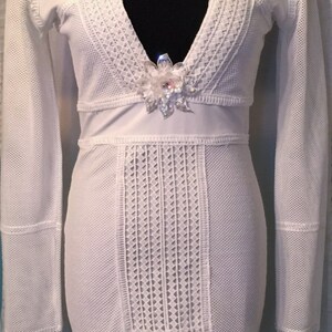 Superbe robe blanche de la Boutique w / grand Swarovski Cristal Sequin fleur taille XS, S, M