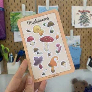 Handgemachter Stickerbogen 10 cm x 15 cm mit 14 x 14 Pilz Stickern, digital illustriert in einem alten botanischen Stil