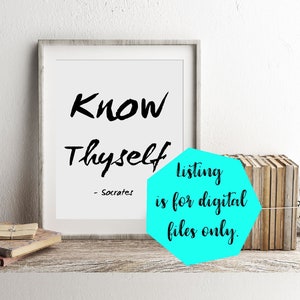 Può includere: Una stampa incorniciata con la citazione "Conosci te stesso - Socrate" in scrittura nera su sfondo bianco. Un esagono blu turchese con il testo "l'elenco è per file digitali solo" è su uno scaffale con una pila di libri e un orologio.
