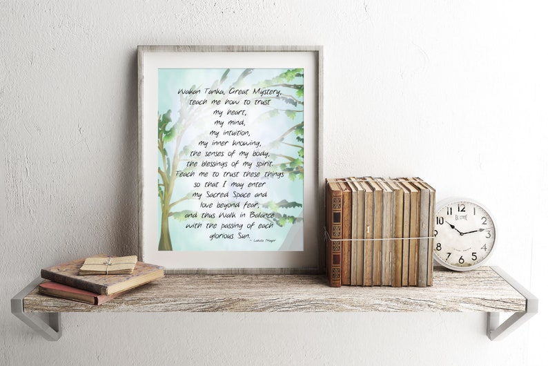 Pu&ograve; includere: Una stampa incorniciata con un dipinto ad acquerello di un albero e una poesia sul fidarsi della propria intuizione. La poesia recita: "Wokon Tanha, Grande Mistero. Insegnami a fidarmi del mio cuore, della mia mente, della mia intuizione, della mia conoscenza interiore, dei sensi del mio corpo, delle benedizioni del mio spirito. Insegnami a fidarmi di queste cose in modo che io possa entrare nel mio Spazio Sacro e amare oltre la paura, e cos&igrave; camminare in Equilibrio con il passaggio di ogni glorioso Sole."