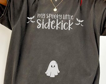 Mi pequeño compañero espeluznante, divertida camiseta unisex con anuncio de embarazo para Halloween, camiseta de revelación de embarazo para Halloween, futura mamá de otoño
