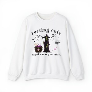 Sudadera con cuello redondo de Halloween con la frase "Te siento linda, podría maldecirte más tarde", linda camiseta de Halloween, regalo para los amantes del café imagen 4