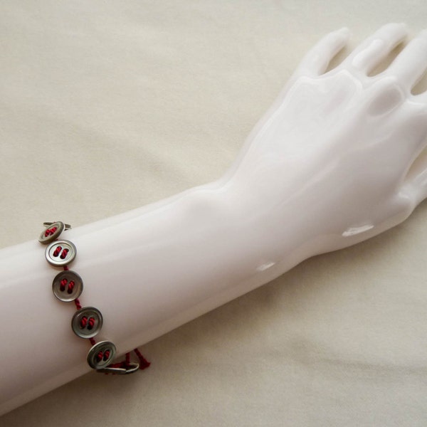 Bracelet de couleur rouge profond avec des boutons petit ormeau vintage