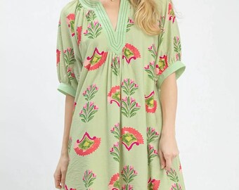 Lindo vestido corto con estampado de pétalos frescos
