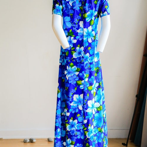 vintage tiki dress Rockabilly Women's New Vintage, Pinup Style, Rockabilly Dresses Tagged this breezy midi dress showcases an allover novelty print of cheerful tiki masks TheRetroTee 1950s Vintage Hawaiian Tiki