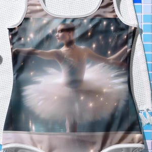 Peut inclure: Un maillot de bain une pièce blanc avec un imprimé de ballerine. L'imprimé représente une ballerine en tutu blanc sur un fond scintillant.