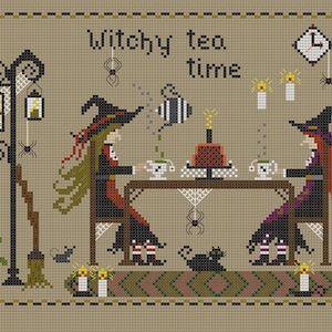 Puede incluir: Diseño de punto de cruz que representa a dos brujas tomando el té en una mesa. La escena incluye un gato negro, arañas, velas y el texto "Witchy tea time". Un borde decorativo enmarca la imagen, con una calabaza y una escoba.