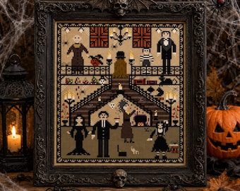 Puede incluir: Un bordado de punto de cruz que representa una escena familiar gótica en un marco oscuro y ornamentado con detalles de calaveras. El diseño presenta múltiples figuras, una gran escalera, una chimenea y varios elementos espeluznantes en tonos negro, marrón y crema.