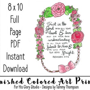 Może przedstawiać: Drukowany cyfrowy plik do pobrania w formacie 20,3 x 25,4 cm przedstawiający wieniec kwiatowy z r&oacute;żową kokardką i wersetem biblijnym z Księgi Przysł&oacute;w 3:5-6: "Zaufaj Panu z całego serca, a nie polegaj na własnym rozsądku. We wszystkich swoich drogach uznaj Go, a On wyr&oacute;wna twoje ścieżki."