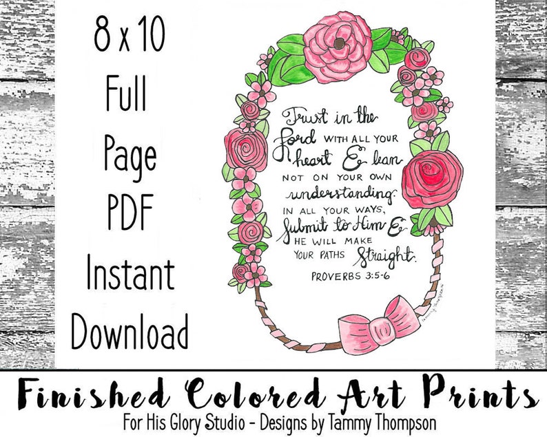 Może przedstawiać: Drukowany cyfrowy plik do pobrania w formacie 20,3 x 25,4 cm przedstawiający wieniec kwiatowy z r&oacute;żową kokardką i wersetem biblijnym z Księgi Przysł&oacute;w 3:5-6: "Zaufaj Panu z całego serca, a nie polegaj na własnym rozsądku. We wszystkich swoich drogach uznaj Go, a On wyr&oacute;wna twoje ścieżki."