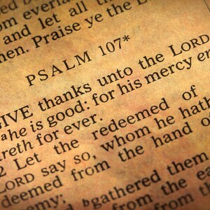 Może przedstawiać: Zbliżenie na stronę ze starej księgi psalm&oacute;w. Tekst brzmi: "O DAJ dzięki Panu, bo On jest dobry: bo Jego miłosierdzie trwa na wieki. 2 Niech m&oacute;wią tak wykupieni Pańscy, kt&oacute;rych On wykupił z ręki"