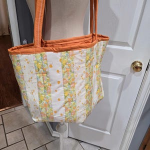 Grande bolsa acolchoada feita de tecido de inspiração vintage