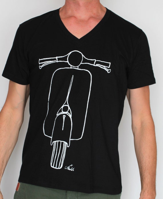 camiseta negra cuello pico