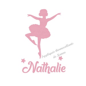 Può includere: Silhouette rosa di una ballerina in tutù, con le braccia tese, con il nome "Nathalie" in corsivo sotto. Due stelle affiancano il nome. Il testo grigio recita "Appliqués thermocollants de Nanou."