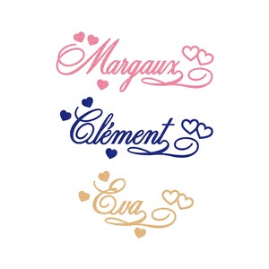 Könnte beinhalten: Drei Namen, "Margaux", "Clément" und "Eva", werden in einer Schreibschrift angezeigt. "Margaux" ist rosa mit rosa Herzen, "Clément" ist blau mit blauen Herzen und "Eva" ist goldfarben mit goldenen Herzen. Alle Namen haben Herz-Akzente.