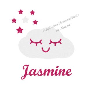 Puede incluir: Una nube blanca con una cara sonriente y ojos cerrados, rodeada de estrellas rosas con purpurina. El nombre "Jasmine" está escrito en rosa con purpurina debajo de la nube. El texto en la esquina superior derecha dice "Appliqués thermocollants de Nanou".