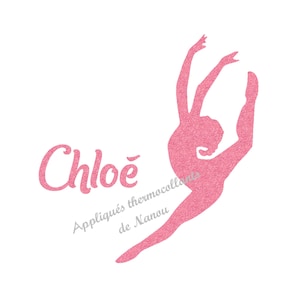 Könnte beinhalten: Eine pinkfarbene, glitzernde Silhouette einer Turnerin im Spagatsprung, mit dem Namen "Chloe" in pinkfarbener Schrift. Darunter steht in grauem Text "Appliqués thermocollants de Nanou" auf weißem Hintergrund.