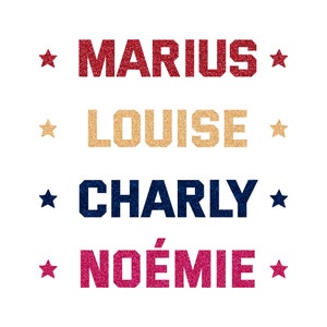 Puede incluir: Fondo blanco con cuatro nombres en texto brillante: MARIUS en rojo, LOUISE en dorado, CHARLY en azul marino y NOÉMIE en rosa. Cada nombre está flanqueado por estrellas, añadiendo un toque festivo al diseño.