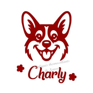 Peut inclure: Graphique marron d'un visage de chien Corgi souriant avec des marques blanches. Le chien a de grandes oreilles et une expression joyeuse. Le nom "Charly" est écrit en cursive en dessous du chien, avec les mots "Appliqués thermocollants de Nanou" au-dessus.