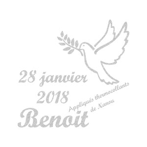 Peut inclure: Un motif argenté pailleté d'une colombe portant un rameau d'olivier, avec le texte "28 janvier 2018 Benoit" et "Appliqués thermocollants de Nanou" en écriture manuscrite, sur fond blanc.