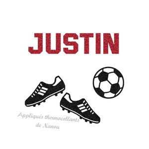 Peut inclure: Un design avec le nom "JUSTIN" en texte pailleté rouge, accompagné de chaussures de football noires et d'un ballon de football. Le texte "Appliqués thermocollants de Nanou" est également présent.