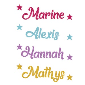 Peut inclure: Quatre noms en script pailleté : Marine (rose), Alexis (bleu clair), Hannah (violet) et Mathys (or). Chaque nom est accompagné d'une étoile pailletée. Les noms sont affichés sur fond blanc.