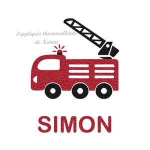 Op de afbeelding: Een rood glitter brandweerwagen ontwerp met zwarte wielen en een ladder, en de naam "SIMON" in rode glitter. De afbeelding bevat ook de tekst "Appliqués thermocollants de Nanou" in lichtgrijs.