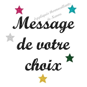 Peut inclure: Fond blanc avec le texte français « Message de votre choix » en lettres pailletées noires. Le texte est entouré d'étoiles scintillantes roses, argentées, turquoise, vertes et dorées. Le texte « Appliqués thermocollants de Nanou » est également présent.